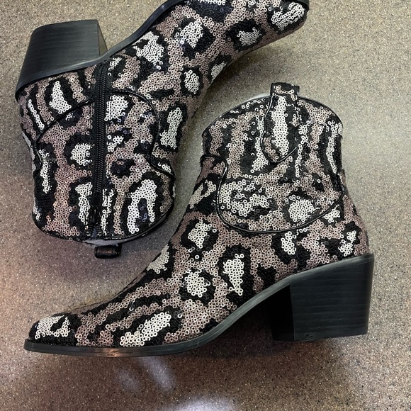 🆕Betsey Johnson💋 “Lucki” Leopard Sequin Western Boots - Picture 5 of 13